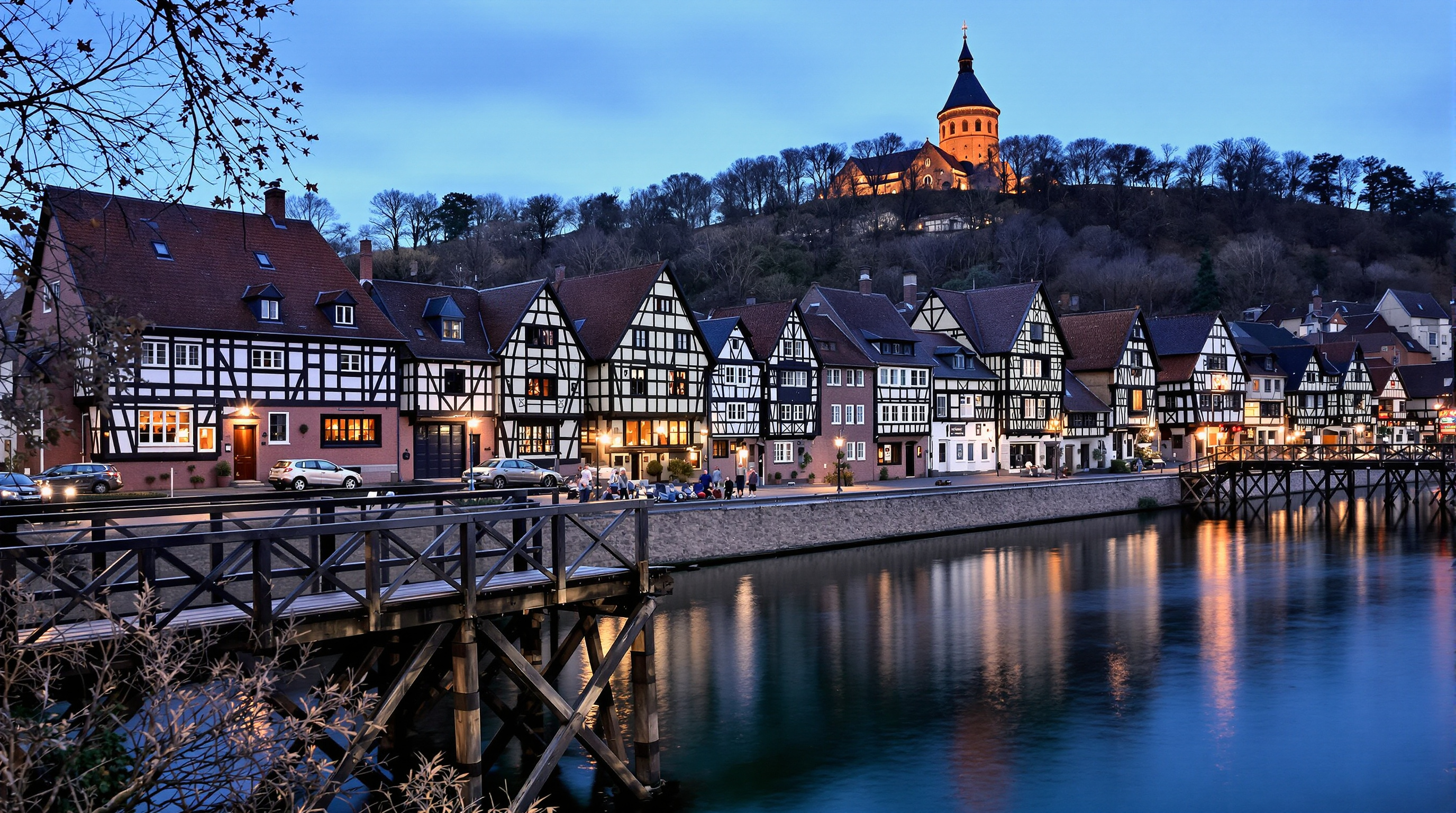 Fachwerkhäuser am Ufer des Kochers in der Altstadt von Schwäbisch Hall in der Abenddämmerung